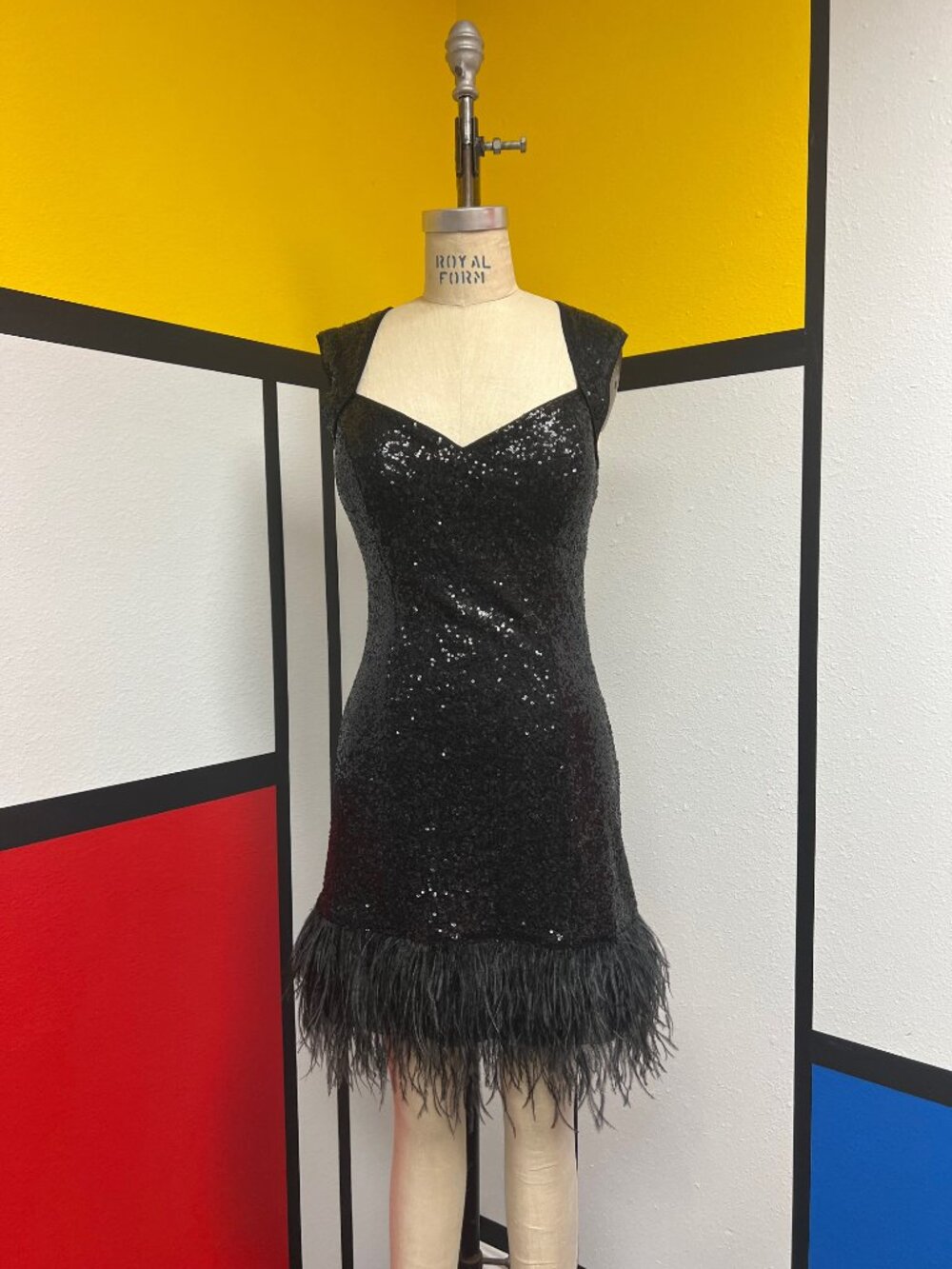 EUC Guess Sequined Feather Trim Open Back Black Cocktail Dress Size 4